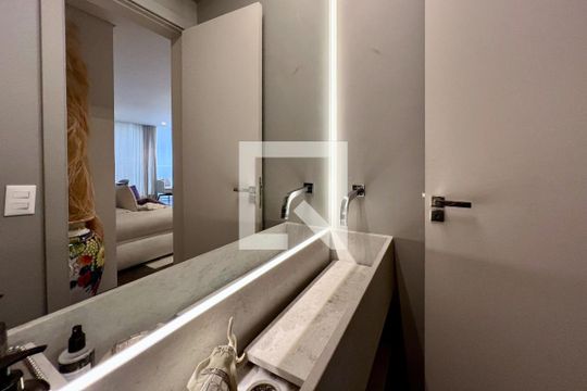 Compra apartamento na Vila Nova Conceição com 2 suítes e piscina no condomínio. — Lavabo