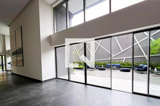 Compra apartamento na Vila Nova Conceição com 2 suítes e piscina no condomínio. — Hall