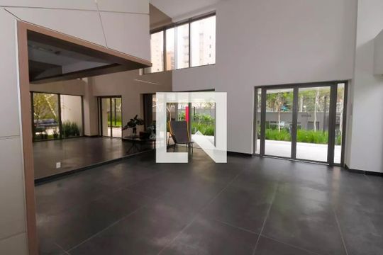 Compra apartamento na Vila Nova Conceição com 2 suítes e piscina no condomínio. — Área comum