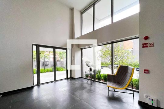Compra apartamento na Vila Nova Conceição com 2 suítes e piscina no condomínio. — Hall