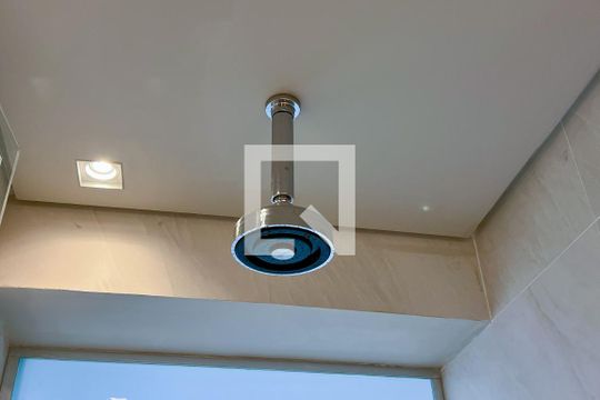 Compra apartamento na Vila Nova Conceição com 2 suítes e piscina no condomínio. — Banheiro da Suíte 2