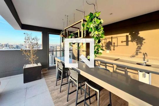 Compra apartamento na Vila Nova Conceição com 2 suítes e piscina no condomínio. — Área comum