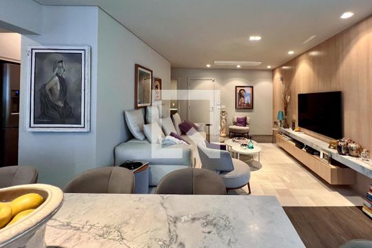 Compra apartamento na Vila Nova Conceição com 2 suítes e piscina no condomínio. — Sala