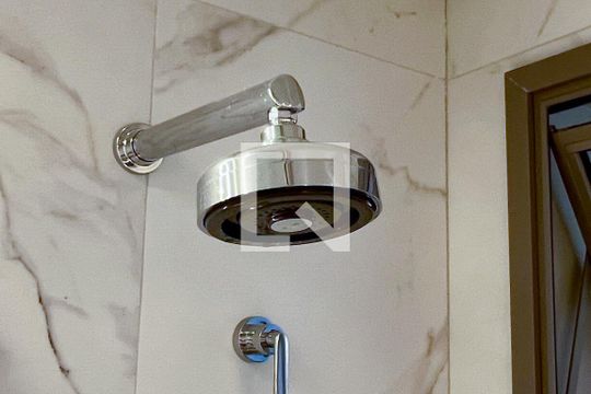 Compra apartamento na Vila Nova Conceição com 2 suítes e piscina no condomínio. — Banheiro da Suíte 1