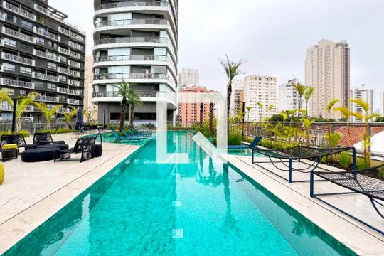 Compra apartamento na Vila Nova Conceição com 2 suítes e piscina no condomínio. — Piscina