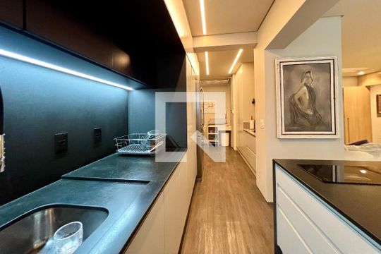Compra apartamento na Vila Nova Conceição com 2 suítes e piscina no condomínio. — Cozinha