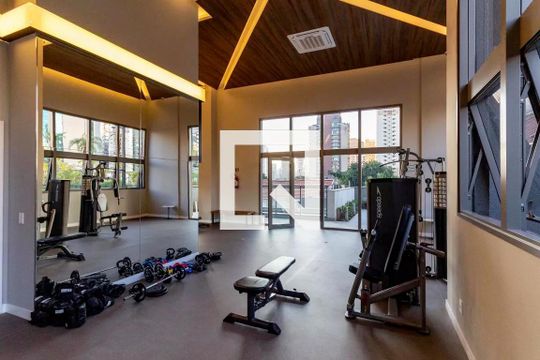 Compra apartamento na Vila Nova Conceição com 2 suítes e piscina no condomínio. — Academia