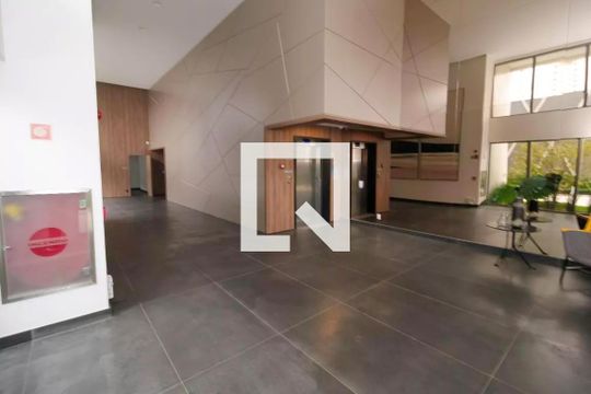 Compra apartamento na Vila Nova Conceição com 2 suítes e piscina no condomínio. — Área comum