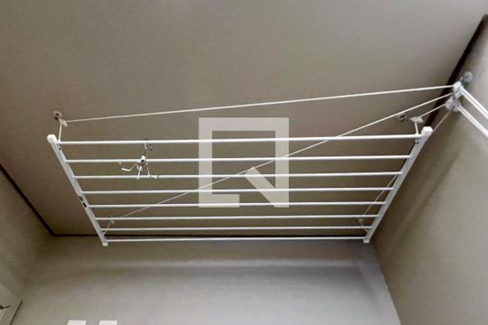 Compra apartamento na Vila Nova Conceição com 2 suítes e piscina no condomínio. — Área de Serviço
