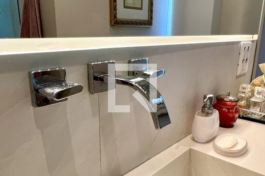 Compra apartamento na Vila Nova Conceição com 2 suítes e piscina no condomínio. — Banheiro da Suíte 2