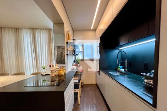 Compra apartamento na Vila Nova Conceição com 2 suítes e piscina no condomínio. — Cozinha