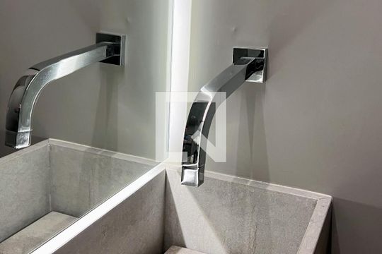 Compra apartamento na Vila Nova Conceição com 2 suítes e piscina no condomínio. — Lavabo