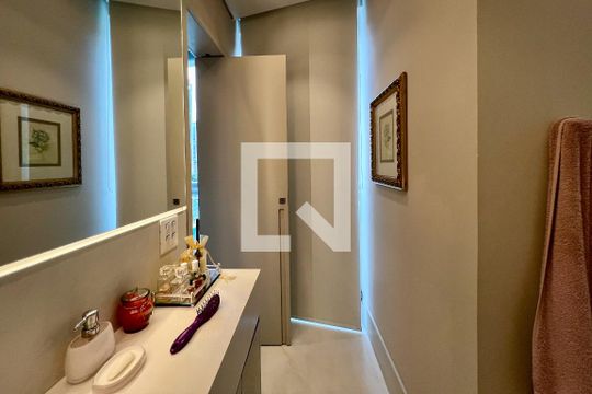 Compra apartamento na Vila Nova Conceição com 2 suítes e piscina no condomínio. — Banheiro da Suíte 2