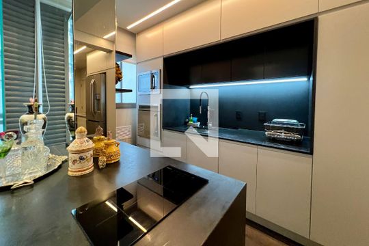 Compra apartamento na Vila Nova Conceição com 2 suítes e piscina no condomínio. — Cozinha