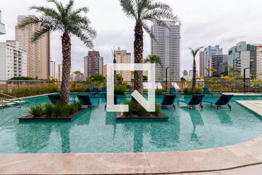 Compra apartamento na Vila Nova Conceição com 2 suítes e piscina no condomínio. — Piscina