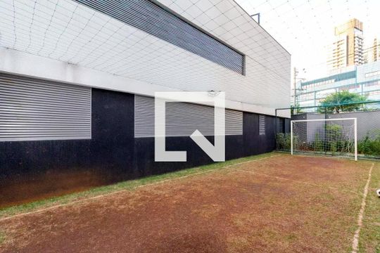 Compra apartamento na Vila Nova Conceição com 2 suítes e piscina no condomínio. — Quadra Esportiva