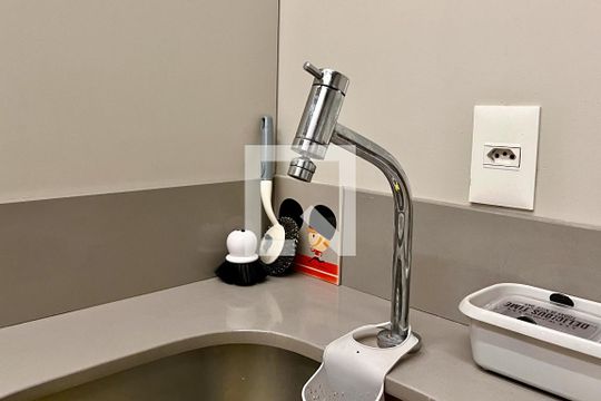 Compra apartamento na Vila Nova Conceição com 2 suítes e piscina no condomínio. — Área de Serviço