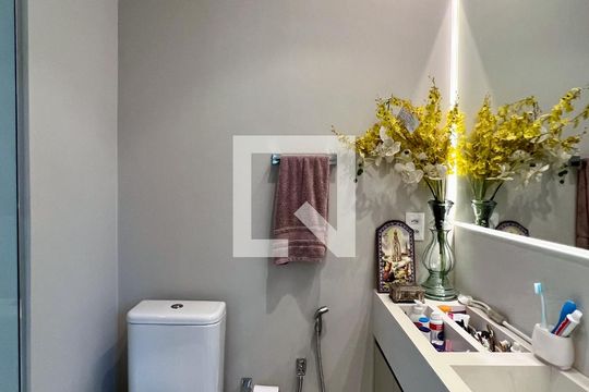 Compra apartamento na Vila Nova Conceição com 2 suítes e piscina no condomínio. — Banheiro da Suíte 2