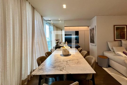 Compra apartamento na Vila Nova Conceição com 2 suítes e piscina no condomínio. — Sala