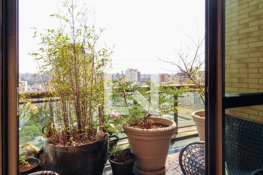 Comprar apartamento mobiliado no Jardim Paulista com 3 quartos, academia e piscina. — Sala - Varanda
