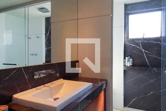 Comprar apartamento mobiliado no Jardim Paulista com 3 quartos, academia e piscina. — Banheiro da Suíte