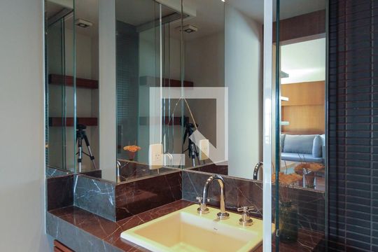 Comprar apartamento mobiliado no Jardim Paulista com 3 quartos, academia e piscina. — Banheiro 2