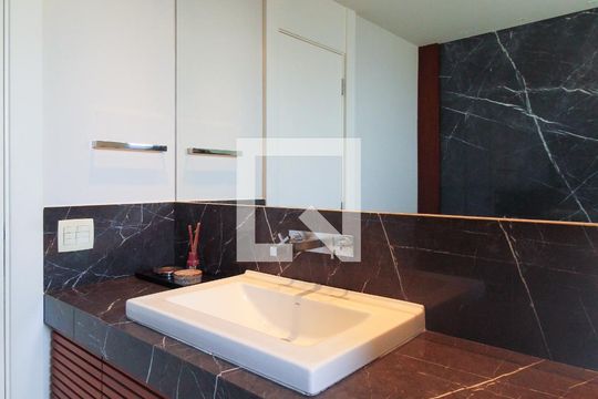 Comprar apartamento mobiliado no Jardim Paulista com 3 quartos, academia e piscina. — Banheiro da Suíte