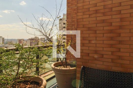 Comprar apartamento mobiliado no Jardim Paulista com 3 quartos, academia e piscina. — Sala - Varanda