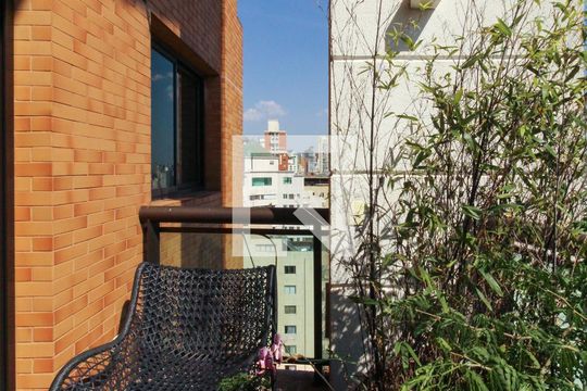 Comprar apartamento mobiliado no Jardim Paulista com 3 quartos, academia e piscina. — Sala - Varanda