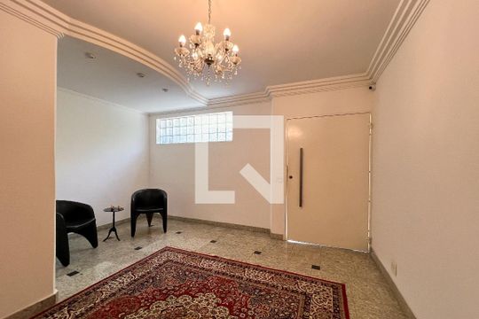 Casa em Indianópolis com 5 quartos, 2 suítes. Oportunidades para comprar. — Hall