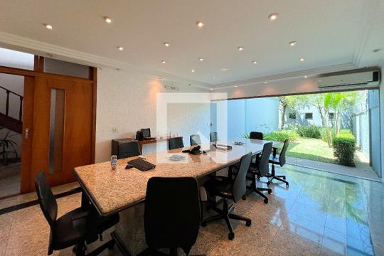 Casa em Indianópolis com 5 quartos, 2 suítes. Oportunidades para comprar. — foto 1