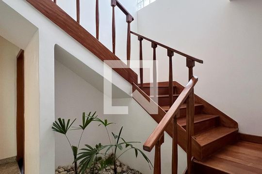 Casa em Indianópolis com 5 quartos, 2 suítes. Oportunidades para comprar. — Corredor