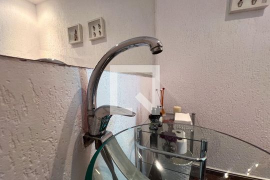 Casa em Indianópolis com 5 quartos, 2 suítes. Oportunidades para comprar. — Lavabo
