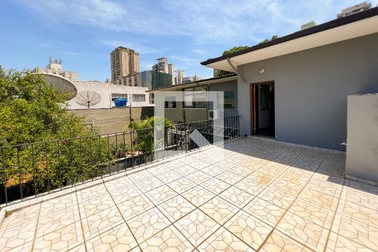 Casa em Indianópolis com 5 quartos, 2 suítes. Oportunidades para comprar. — Varanda
