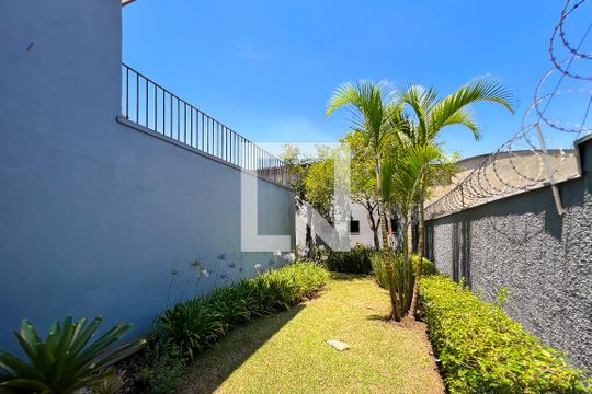 Casa em Indianópolis com 5 quartos, 2 suítes. Oportunidades para comprar. — Pátio