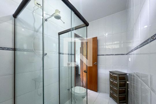 Casa em Indianópolis com 5 quartos, 2 suítes. Oportunidades para comprar. — Banheiro da Suíte 1
