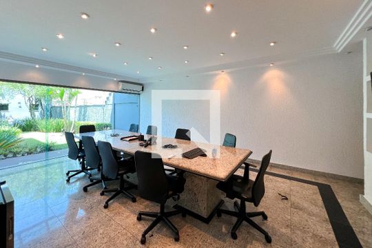 Casa em Indianópolis com 5 quartos, 2 suítes. Oportunidades para comprar. — Sala 2