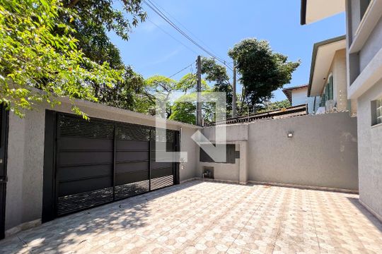 Casa em Indianópolis com 5 quartos, 2 suítes. Oportunidades para comprar. — Garagem