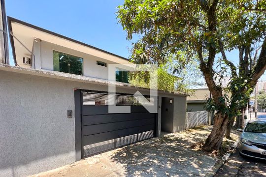 Casa em Indianópolis com 5 quartos, 2 suítes. Oportunidades para comprar. — Fachada