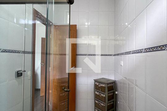 Casa em Indianópolis com 5 quartos, 2 suítes. Oportunidades para comprar. — Banheiro da Suíte 1