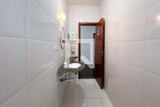 Casa em Indianópolis com 5 quartos, 2 suítes. Oportunidades para comprar. — Lavabo 3