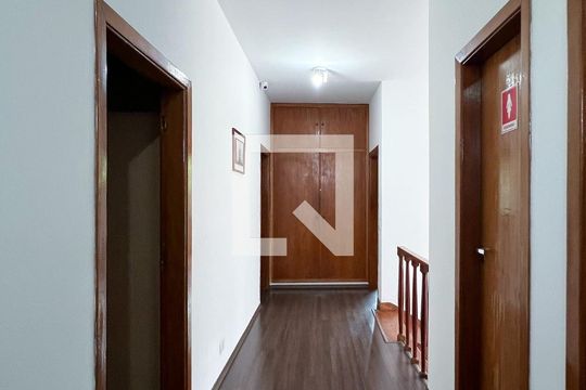 Casa em Indianópolis com 5 quartos, 2 suítes. Oportunidades para comprar. — Corredor