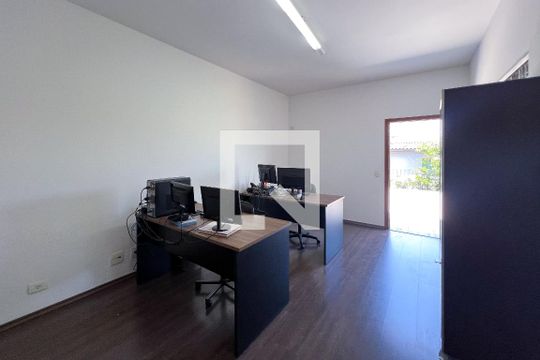 Casa em Indianópolis com 5 quartos, 2 suítes. Oportunidades para comprar. — Quarto 4