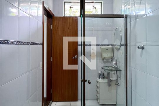 Casa em Indianópolis com 5 quartos, 2 suítes. Oportunidades para comprar. — Banheiro da Suíte 1