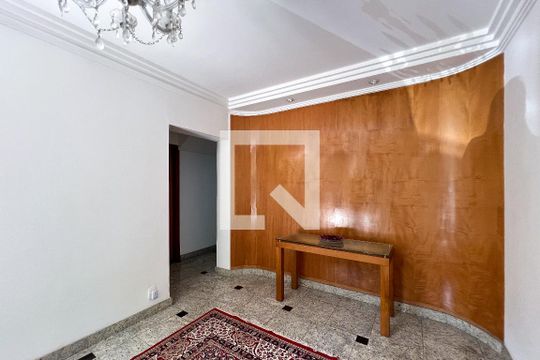 Casa em Indianópolis com 5 quartos, 2 suítes. Oportunidades para comprar. — Hall