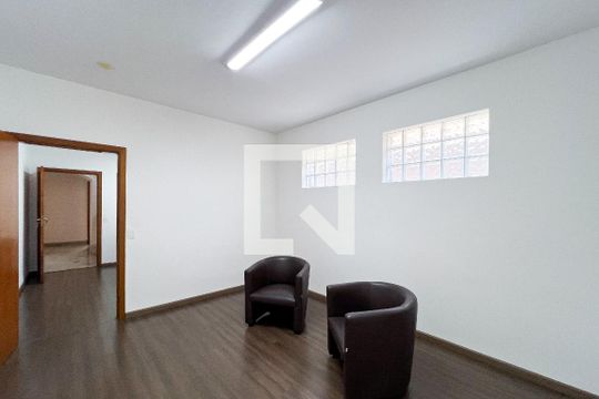 Casa em Indianópolis com 5 quartos, 2 suítes. Oportunidades para comprar. — Corredor