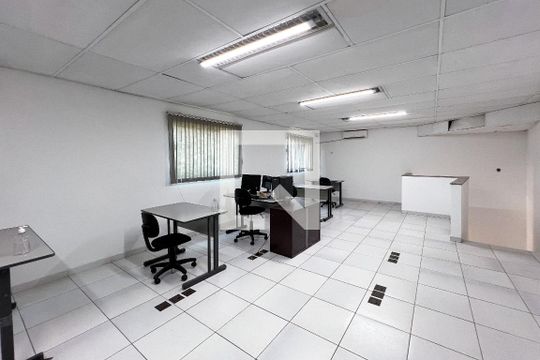 Casa em Indianópolis com 5 quartos, 2 suítes. Oportunidades para comprar. — Salão de Festas