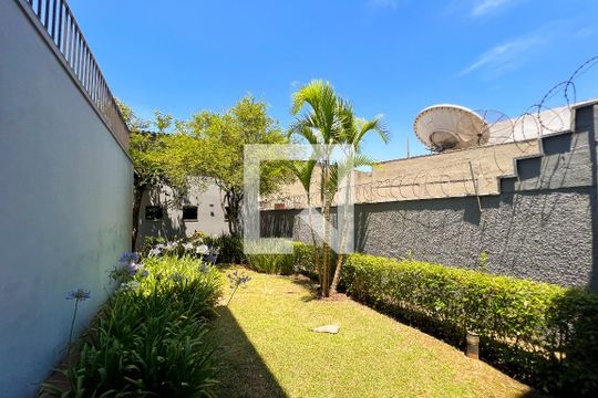 Casa em Indianópolis com 5 quartos, 2 suítes. Oportunidades para comprar. — Pátio