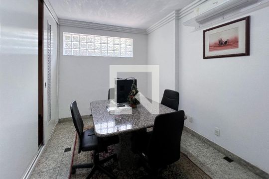 Casa em Indianópolis com 5 quartos, 2 suítes. Oportunidades para comprar. — Sala 1