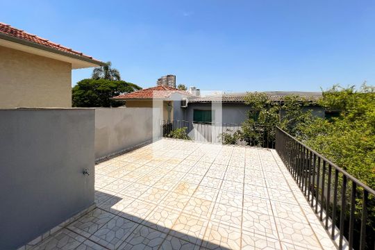 Casa em Indianópolis com 5 quartos, 2 suítes. Oportunidades para comprar. — Varanda